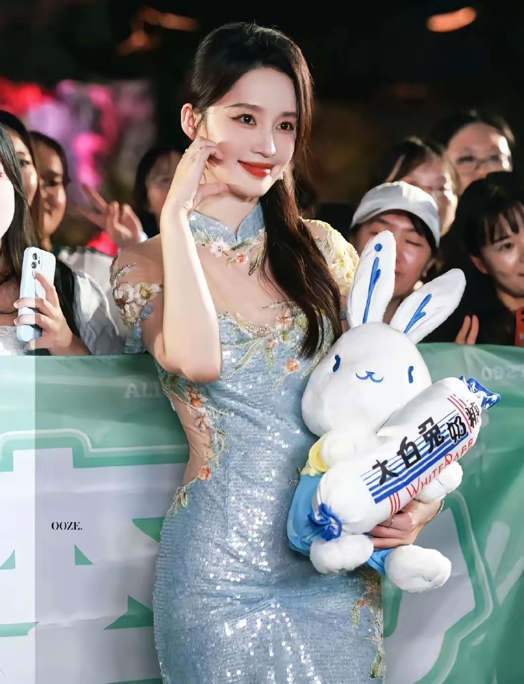 我感觉啊，李沁这姑娘，大概率是真的很难嫁出去了——别误会，不是她不够好，恰恰是因