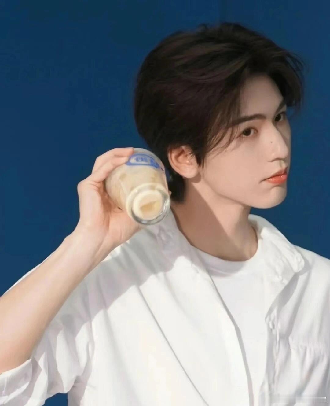 张凌赫什么时候能再这么大方 🙋果然好身材是藏不住的，连开推团都认识，咱们粉丝就