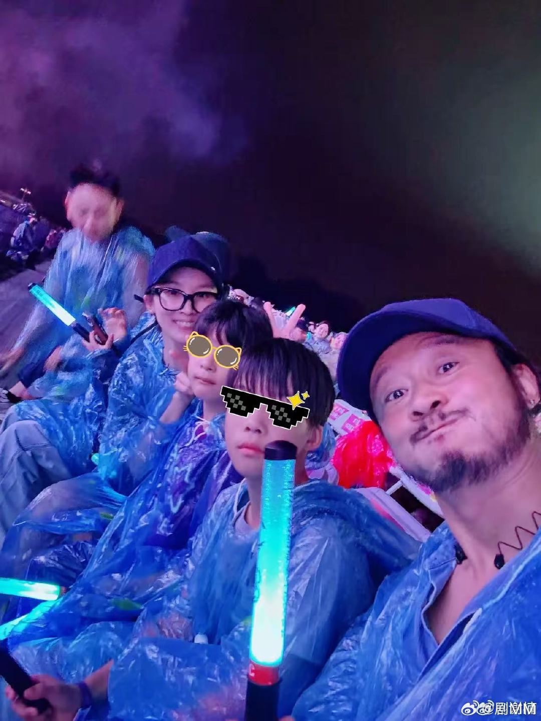吴京谢楠一家四口去看韩庚演唱会 吴京谢楠一家四口去看韩庚演唱会，韩庚演唱会来了老