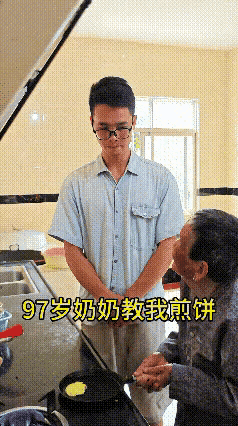 哎呀妈呀老铁们，半夜刷着这视频，我笑得直拍床，觉都睡不着了！
97岁奶奶精神老好