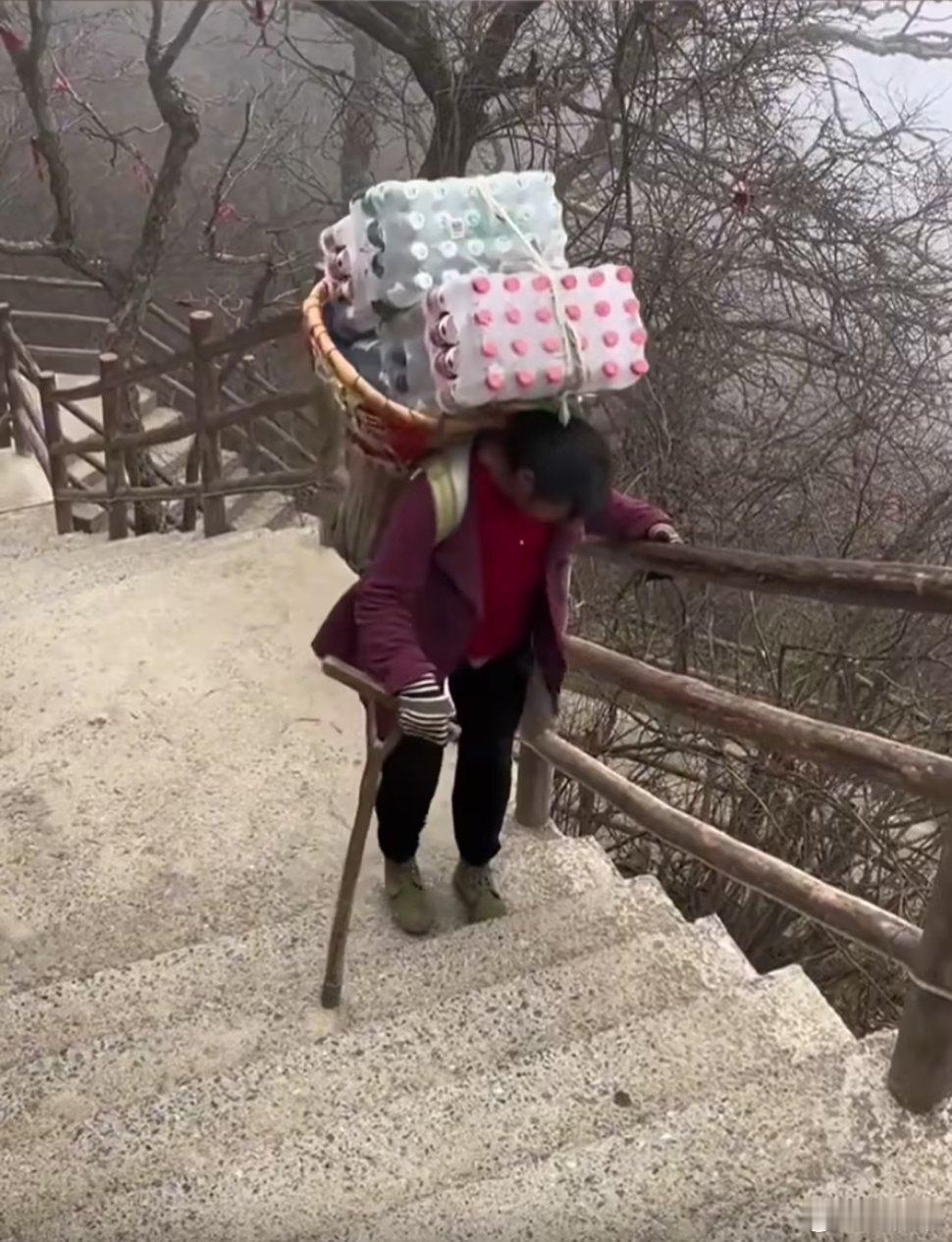 景区拒用无人机取代挑山工近日，河南老君山拒绝使用无人机取代挑山工引热议。挑山工：