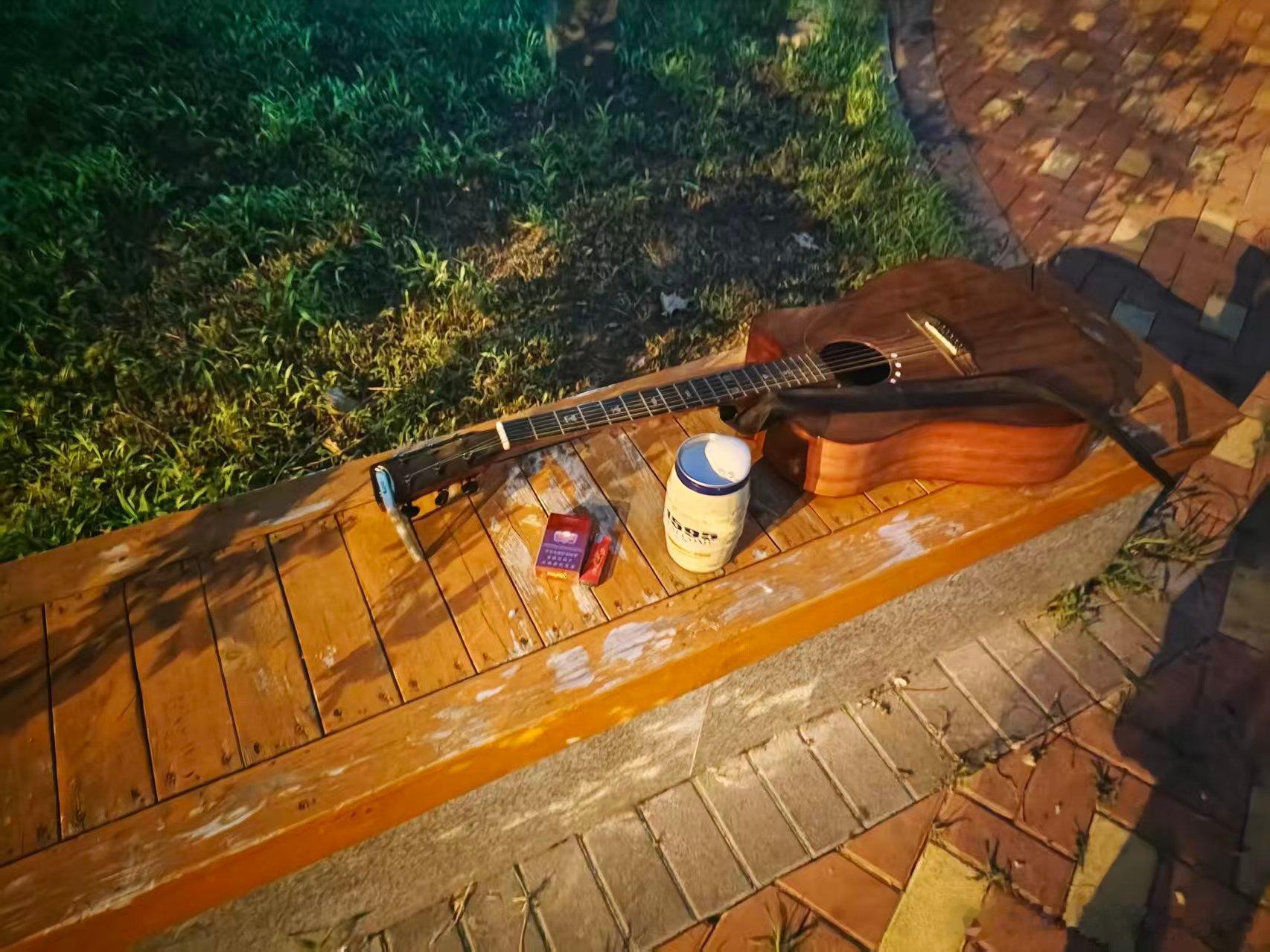 夏天的夜里，有烟有酒有吉他，嗯，还有蚊子。。 