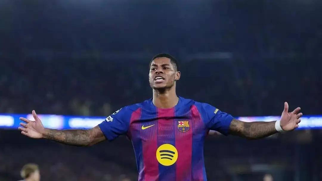 【巴萨反复杀价让拉什福德熬不住，改口说愿意回曼联，他也得考虑留在巴萨的成本】拉什