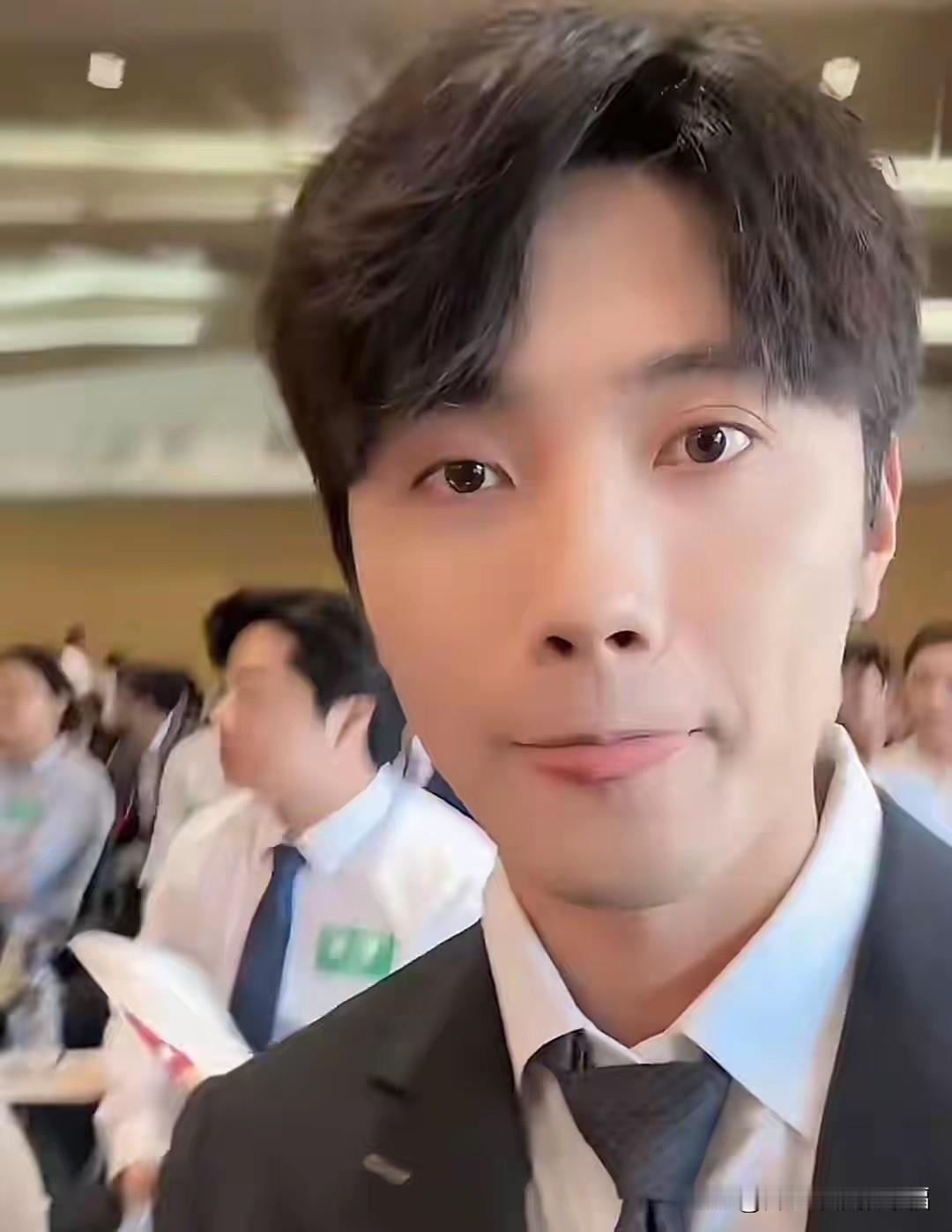 与辉同行这几年收获了很多，但也失去了一些。为了不留遗憾，鹏鹏终于还是选择重拾课本