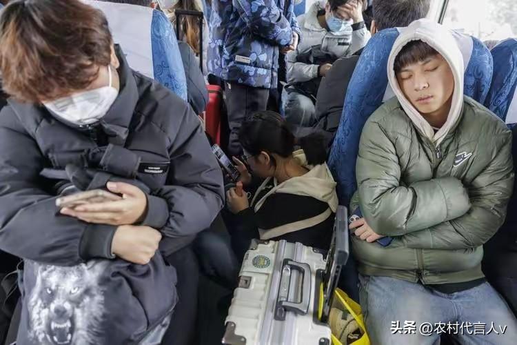 明明坐高铁3-4小时能到，为何还有人宁愿坐绿皮火车，花上十几个小时。
 
凌晨4