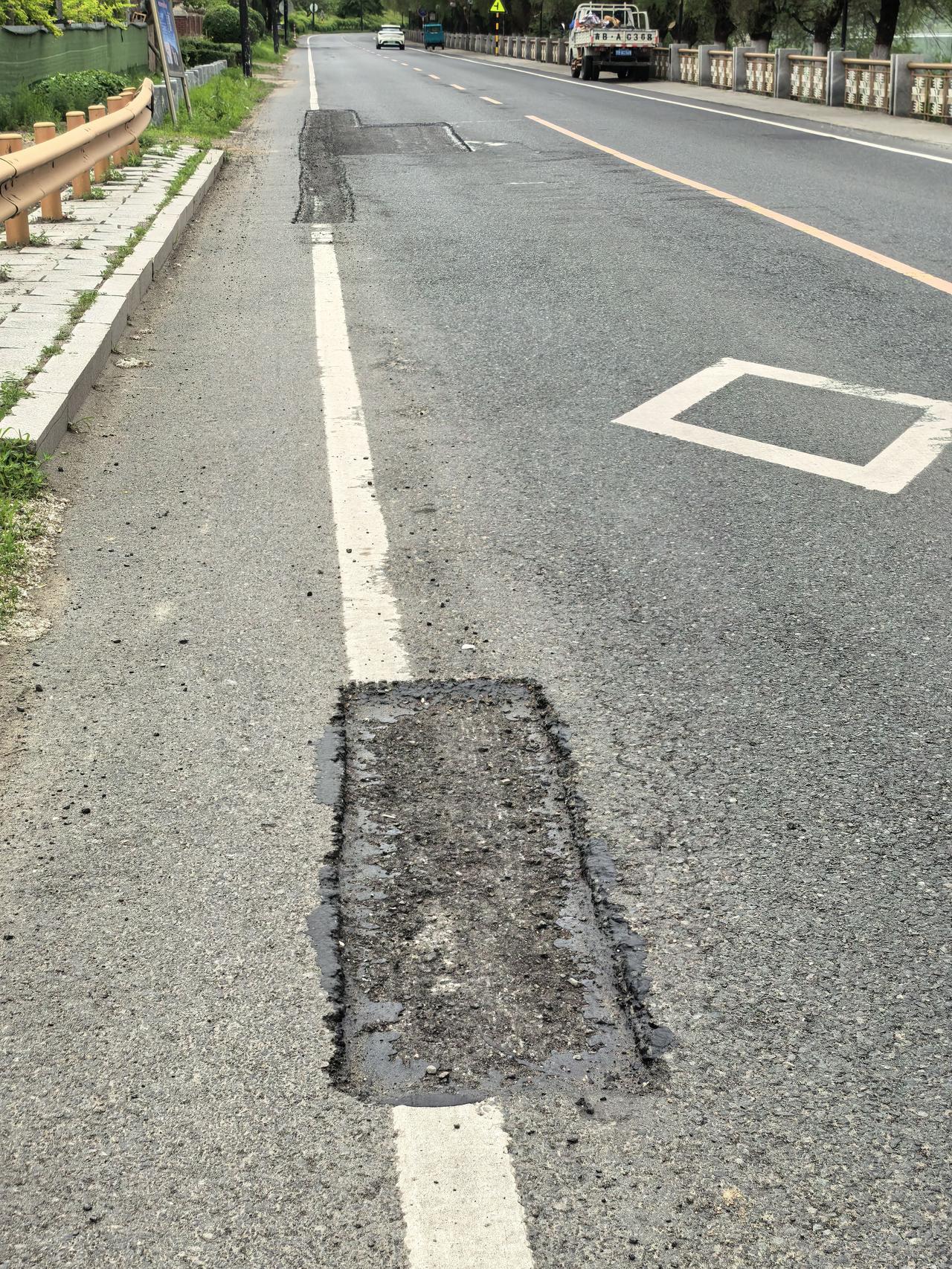 这是吉林市去往丰满街里的。滨江南路，多处补丁未处理，这路整成这样就不修了吗？好多