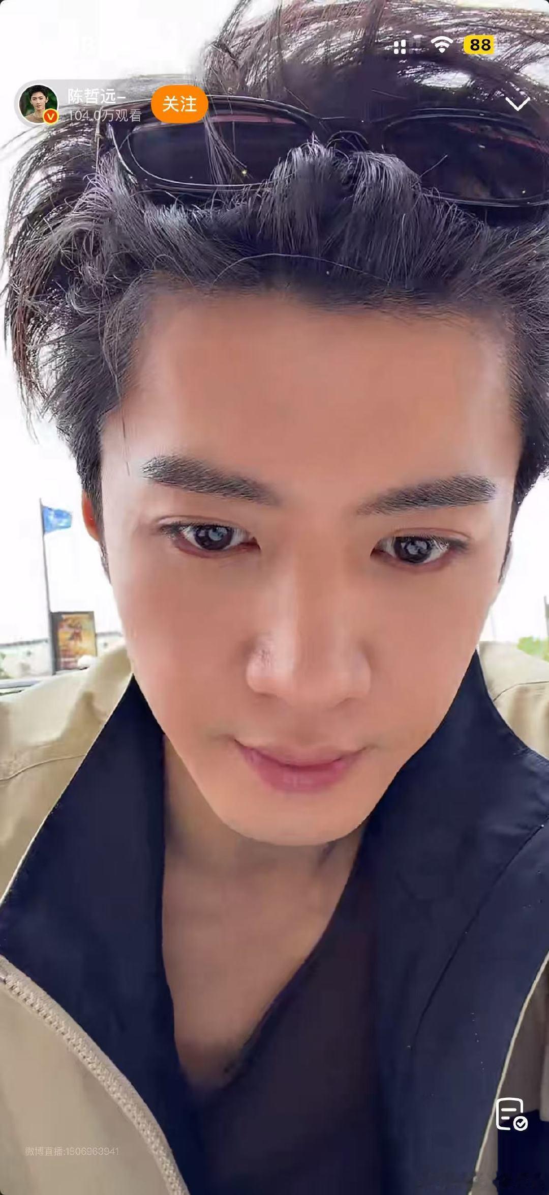 陈哲远站起来看看全身陈哲远说我很听话的他站起来的时候，弹幕直接炸了——“这身材是