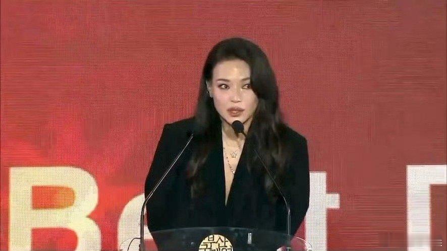 舒淇祝福女孩们走出美好的未来 舒淇不仅仅是致谢电影前辈，也致谢了监制以及先生的理