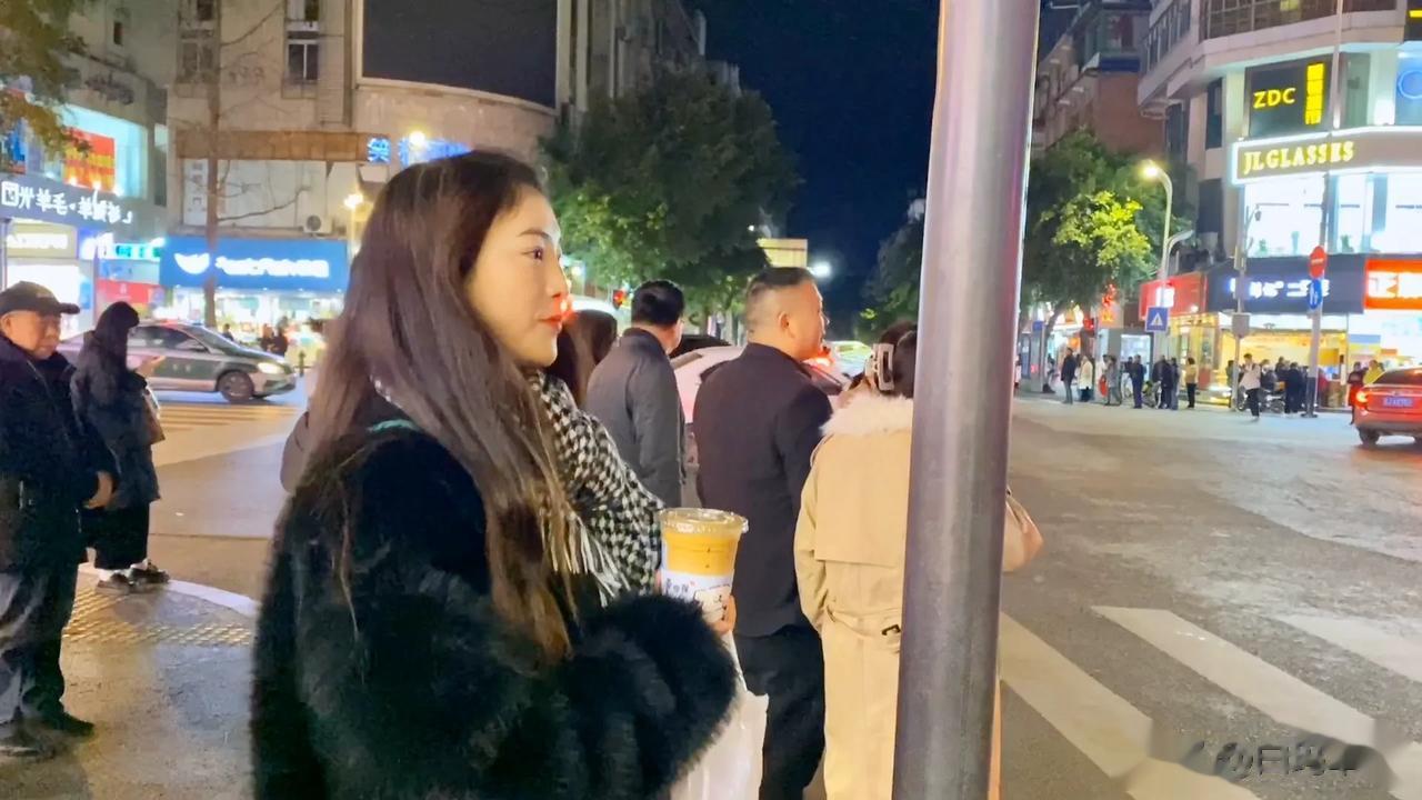 藏族姑娘卓玛从小就生长在农村，12岁终于看到县里的繁华，18岁感受到了布达拉宫的