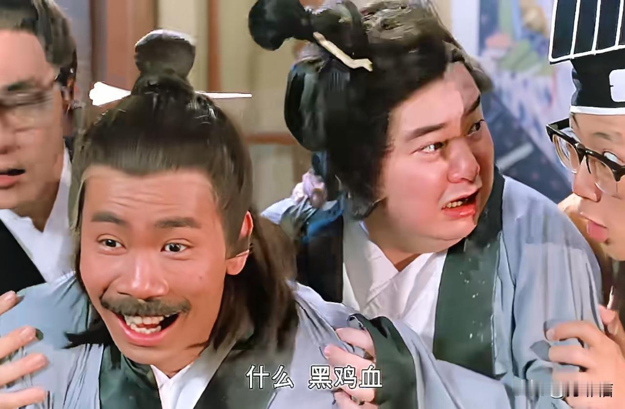 早期古装戏的头套也太搞笑了吧，脱胶肉眼可见，演员顶着假头套粘都不带粘的。
不知该