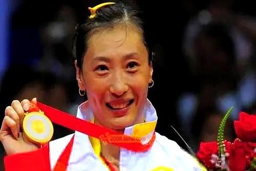 奥运冠军逛球馆，只转一圈就走！

碎花裙+松弛感，谁能把这位低调阿姨和两届金牌联