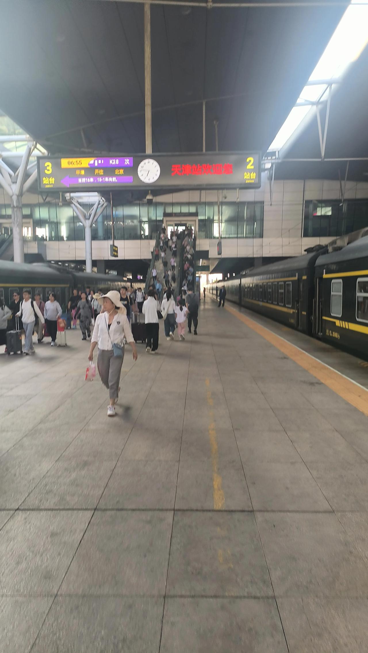 总有粉丝私下问我：未来几年铁路就业大趋势怎么走？北京局招录名额还会不会放宽？
 