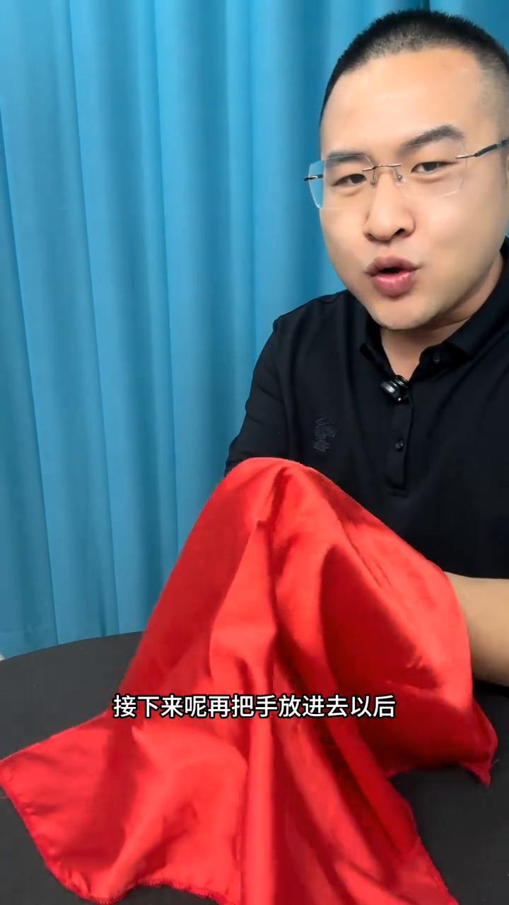 揭秘越南逃脱术。
大家好，这里有一条普通的绳子，没有任何的问题。接下来把绳子放到