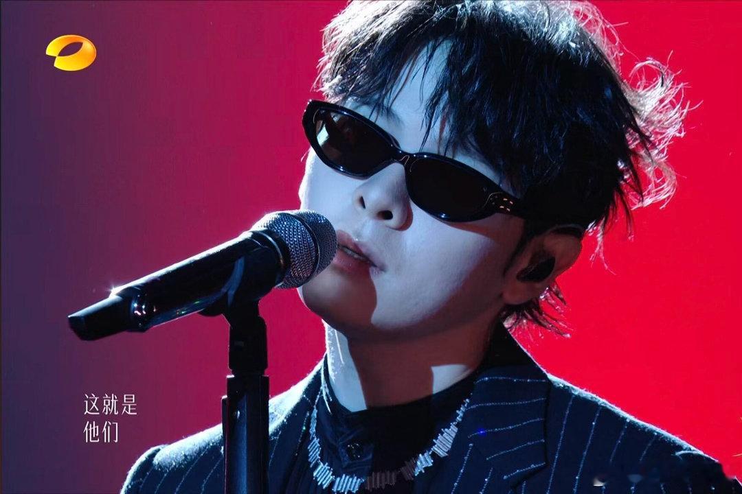 尤长靖艾略特歌手后台合照 尤长靖和艾略特用一张合照诠释了什么叫竞合关系！舞台上是