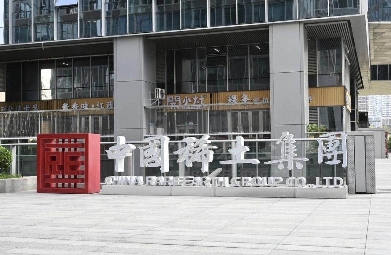 最近荷兰强抢安世半导体的事还没降温，法国又跟着搅起了浑水。
 
马克龙眼看着荷兰