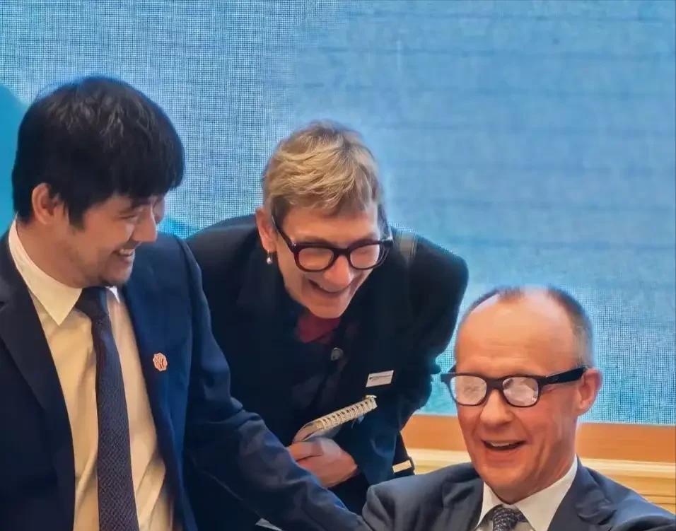 德国总理午宴上“被体验”，这家杭州AI眼镜火了

“完全没准备，直接把自己脸上的