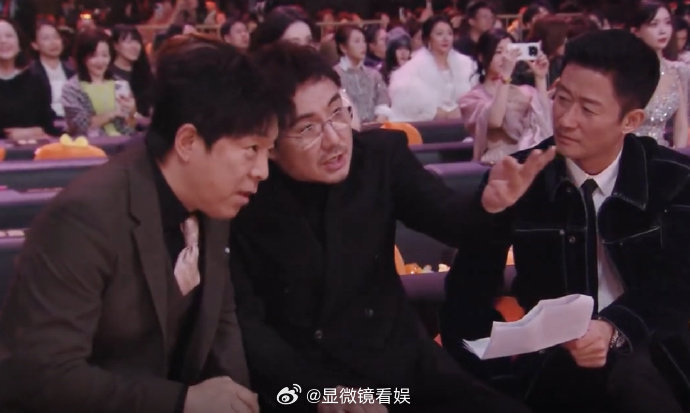 黄渤沈腾吴京 老人看报 谁被这仨笑晕！黄渤沈腾吴京同框上演老人看报，腾哥笑到合不
