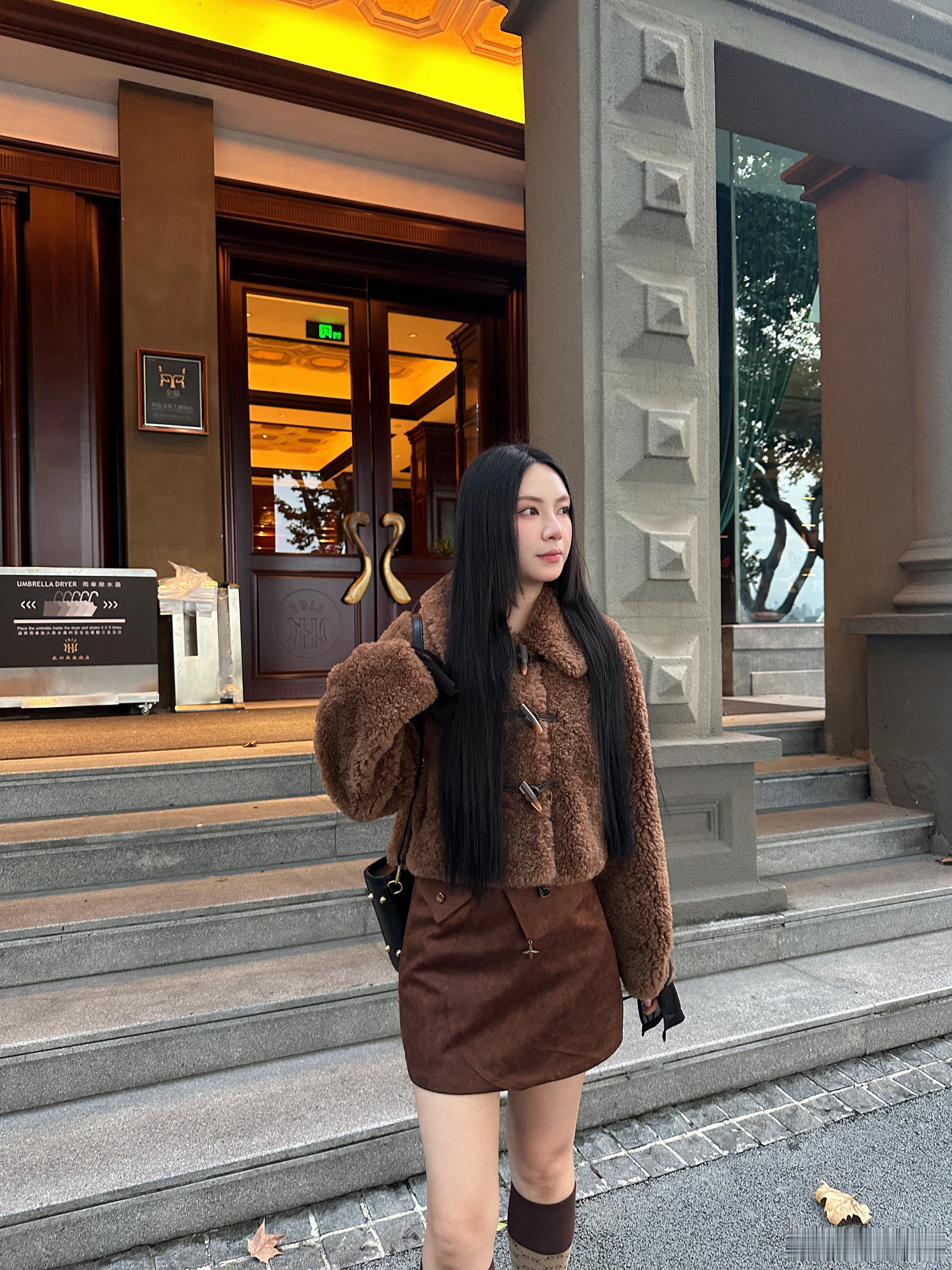#穿搭[超话]##今日穿搭(ootd)##生活手记#爱了我的羊羔毛外套呀 入冬必