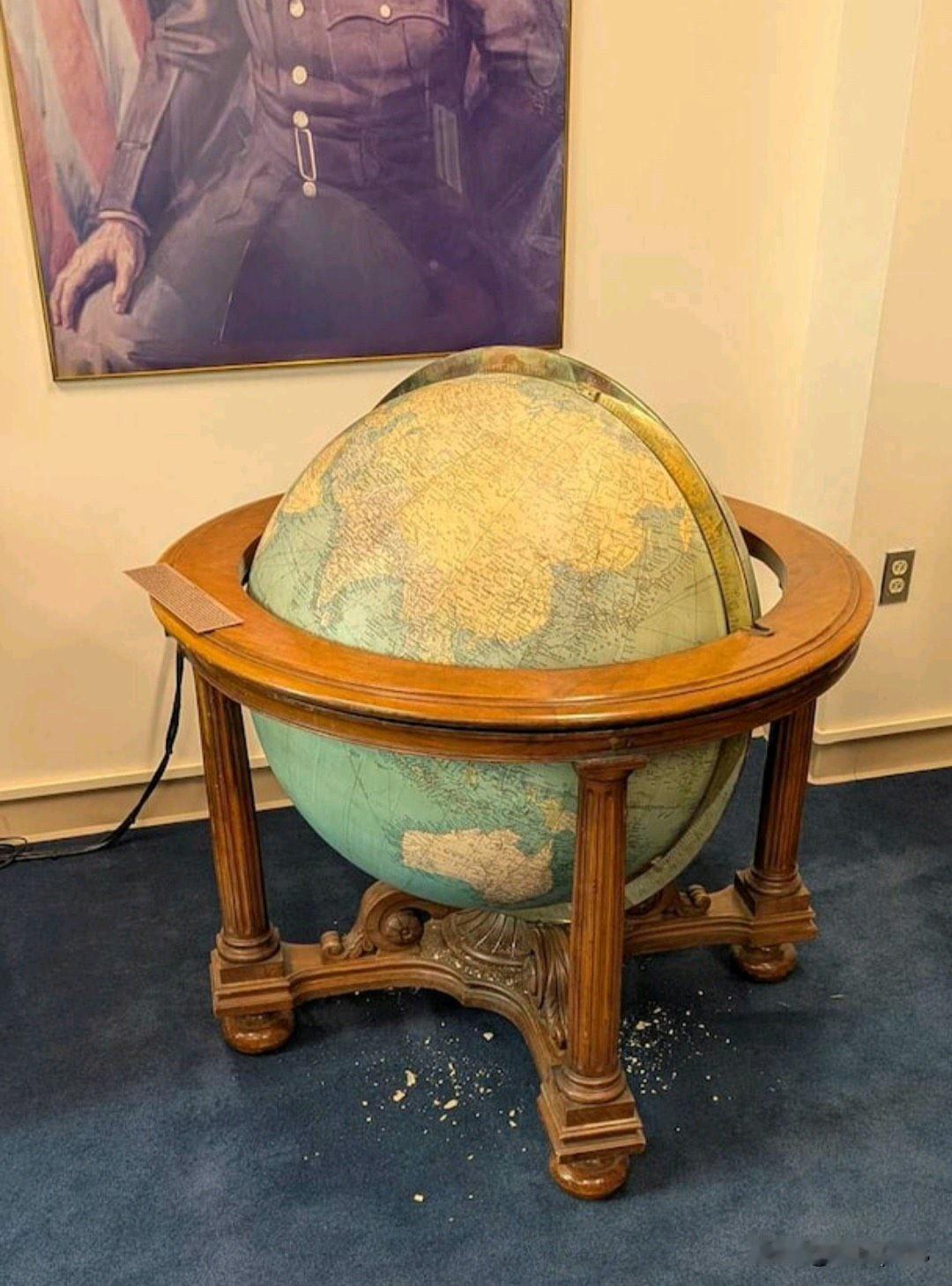 艾森豪威尔的地球仪被弄坏了。美国国防部长赫格塞思看上了这个古董地球仪，让手下搬到