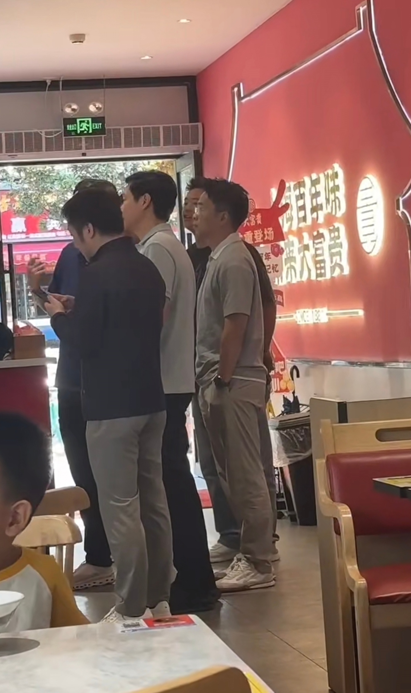 雷总在上海吃早餐，居然不当“沪爷”，没去网红打卡的高档餐厅，没吃米其林…雷总选的