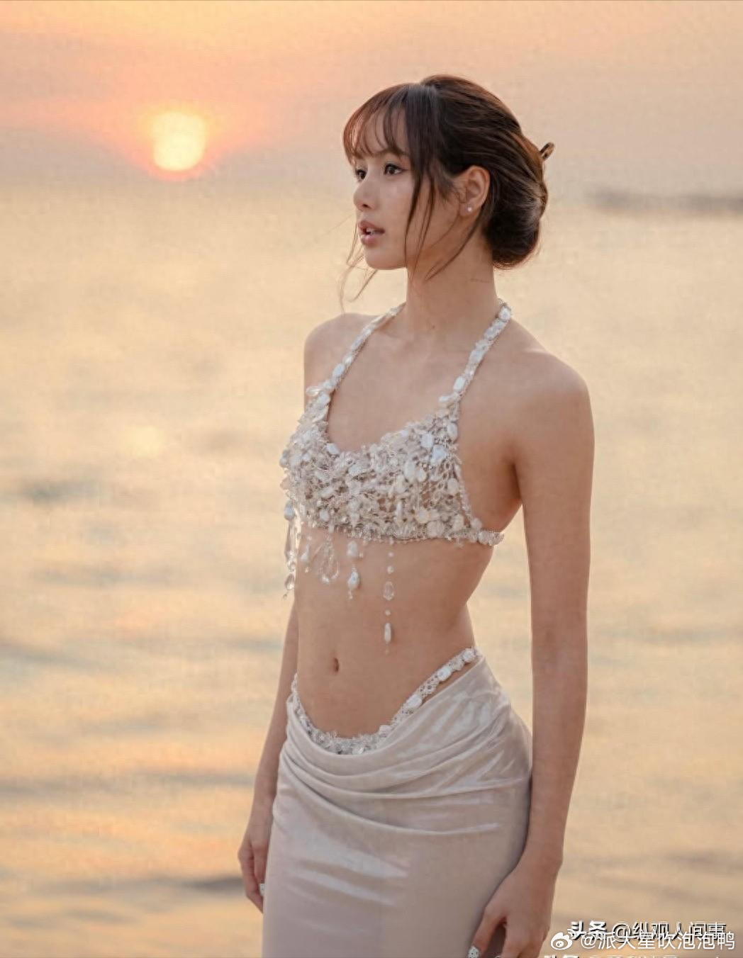 Lisa晒29岁生日照，海边真丝裙贴身曲线全露，盆骨前倾却仍很性感 