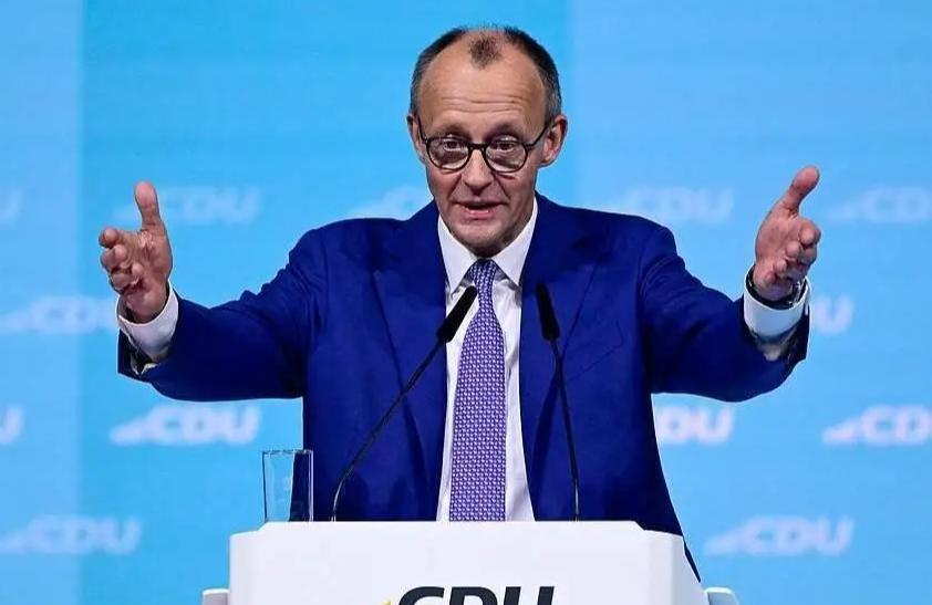 德国总理这是要把天捅破了，公开点名，说普京就是当年的希特勒，2025年12月13