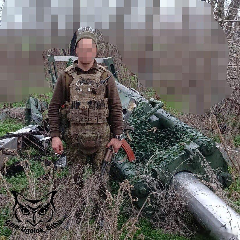 俄军士兵与乌军M777 155 毫米牵引式榴弹炮的高质量诱饵合影。 普京最新民调