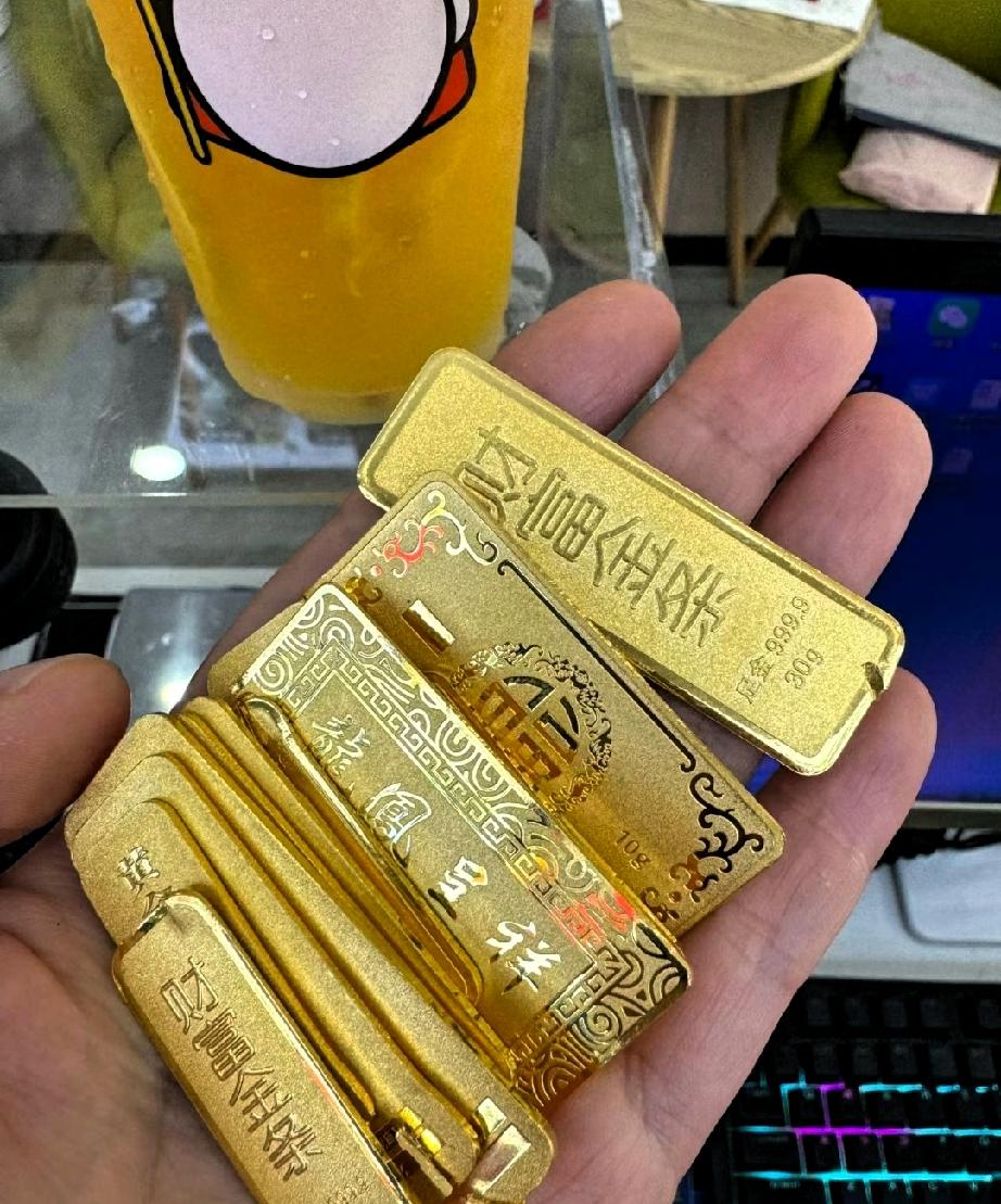今天的金价，
看得人血压忍不住飙升，
7月28日，金价从888一克跌到了
881