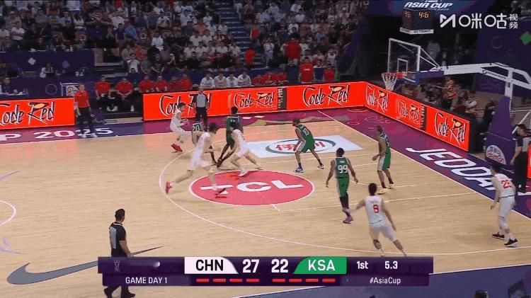 中国男篮vs沙特男篮 ​​​ 朱俊龙！！！压哨三分！！！！！第一节结束30-22