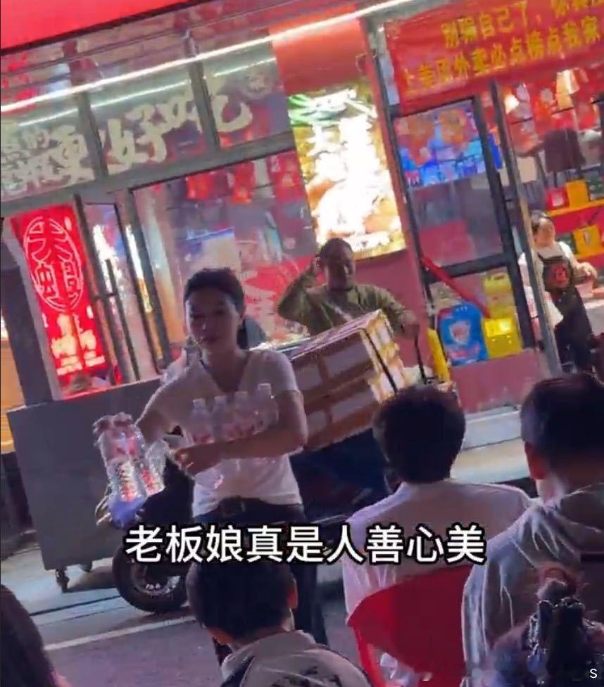 刷到一条视频，五一热门餐厅门口人山人海，结果店家自己看不下去了，又是拉横幅又是在