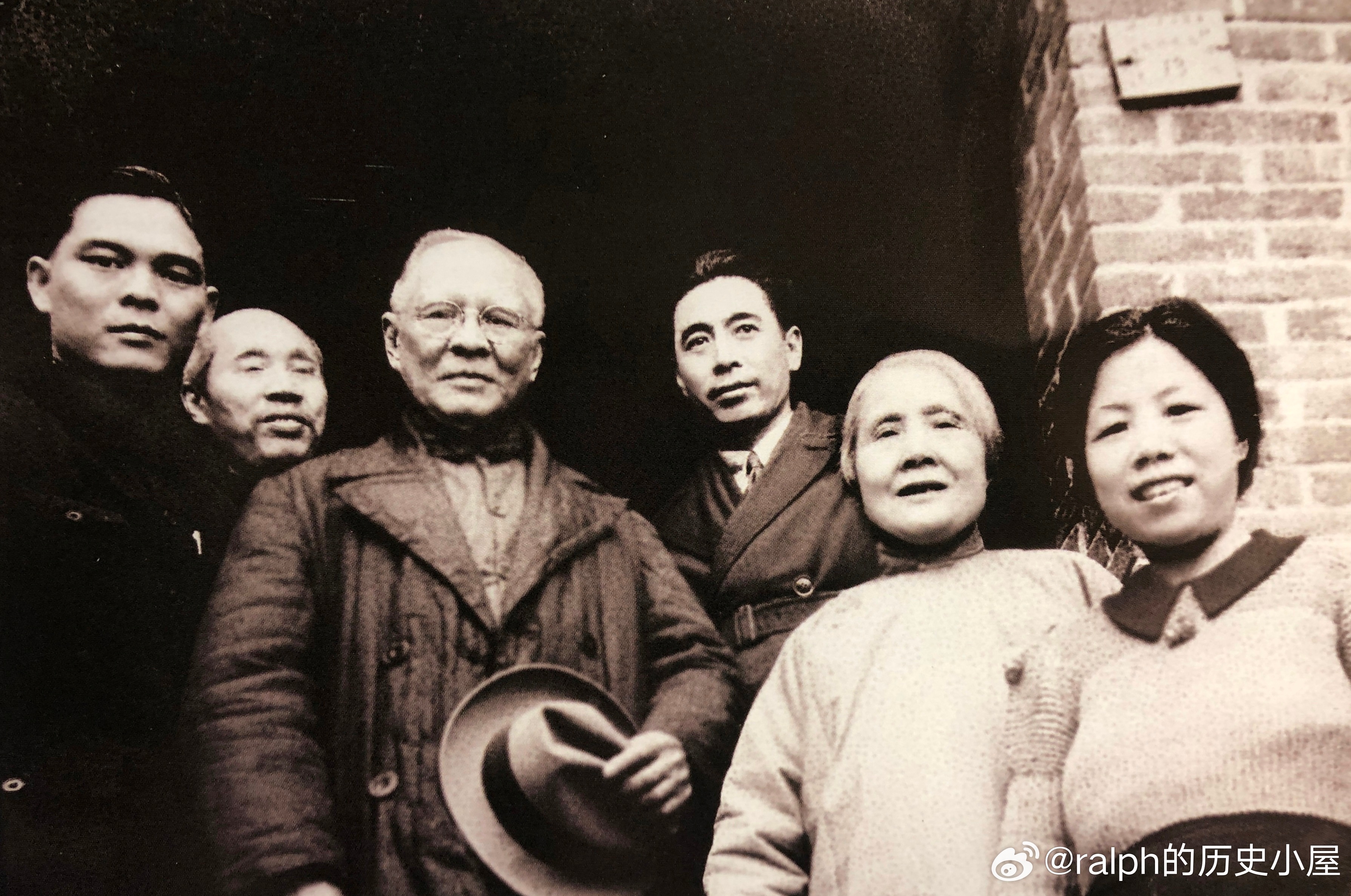 1941年冬周恩来、董必武（左二）和邓颖超在重庆红岩村招待爱国华侨司徒美堂（左三