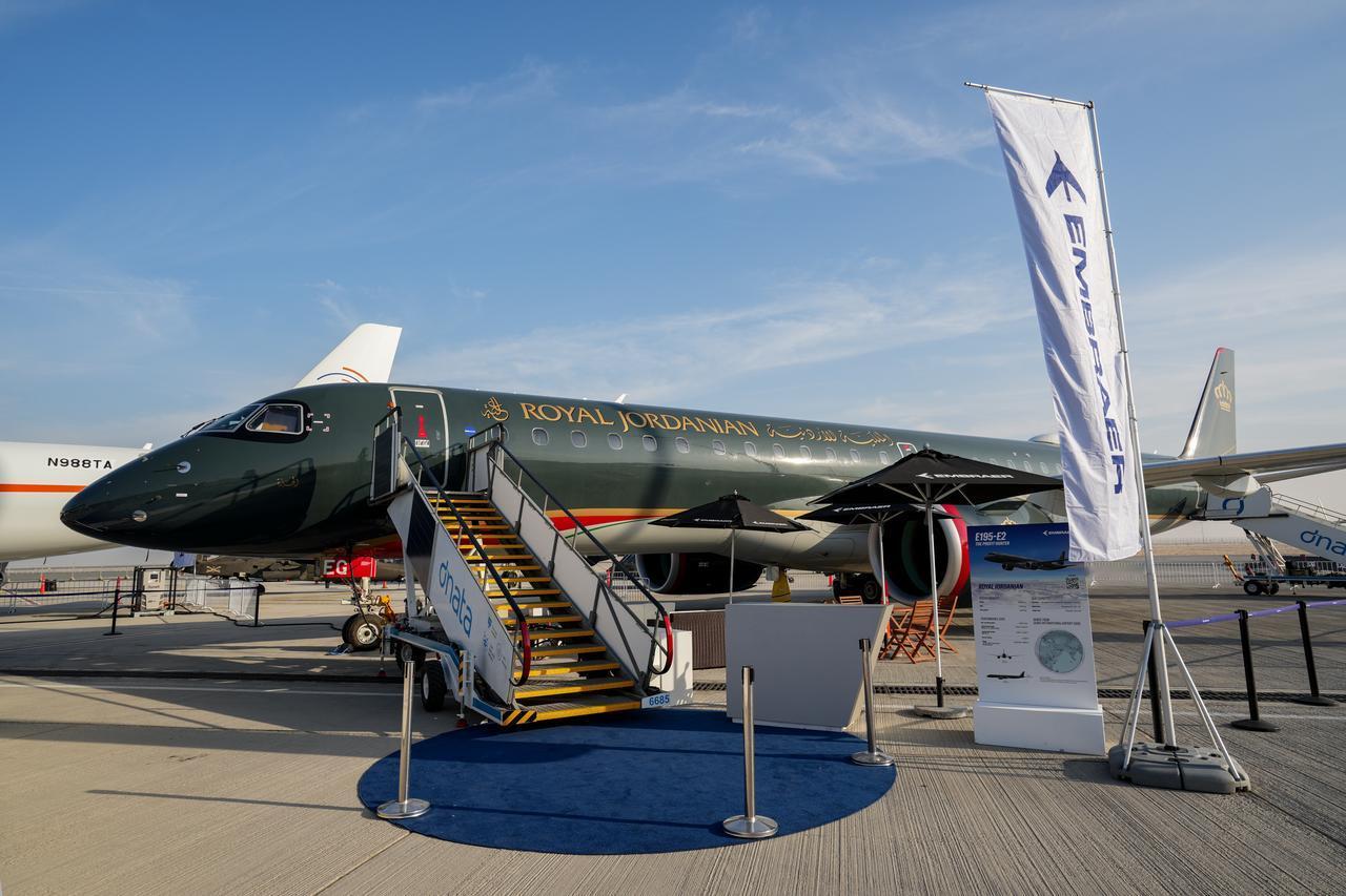 近日，约旦皇家航空在迪拜航展展出一架195-E2飞机。这架飞机机身主体为墨绿色，