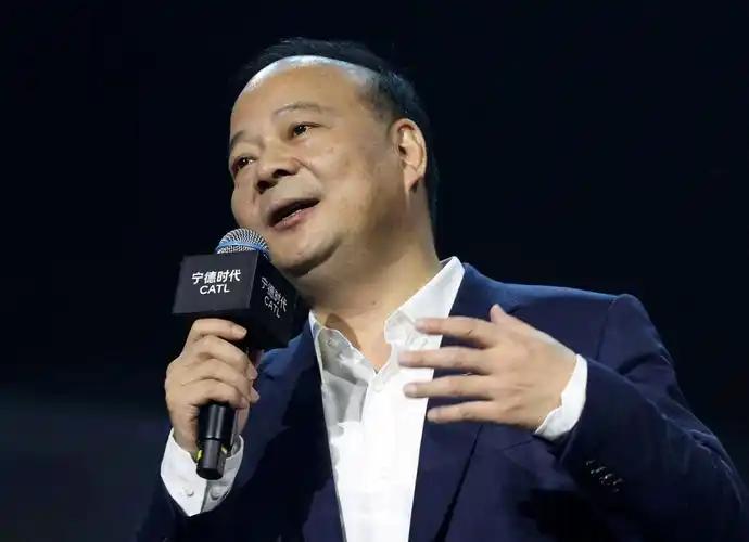 动力电池一哥，亲手掀了新能源的桌子，前两天的动力电池大会上，宁德时代董事长曾毓群