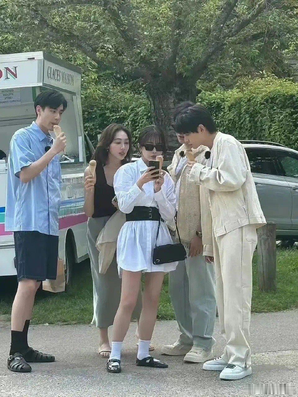 虞书欣看起来比胡一天还胖，是因为没脚脖子显腿粗吗？ ​​​