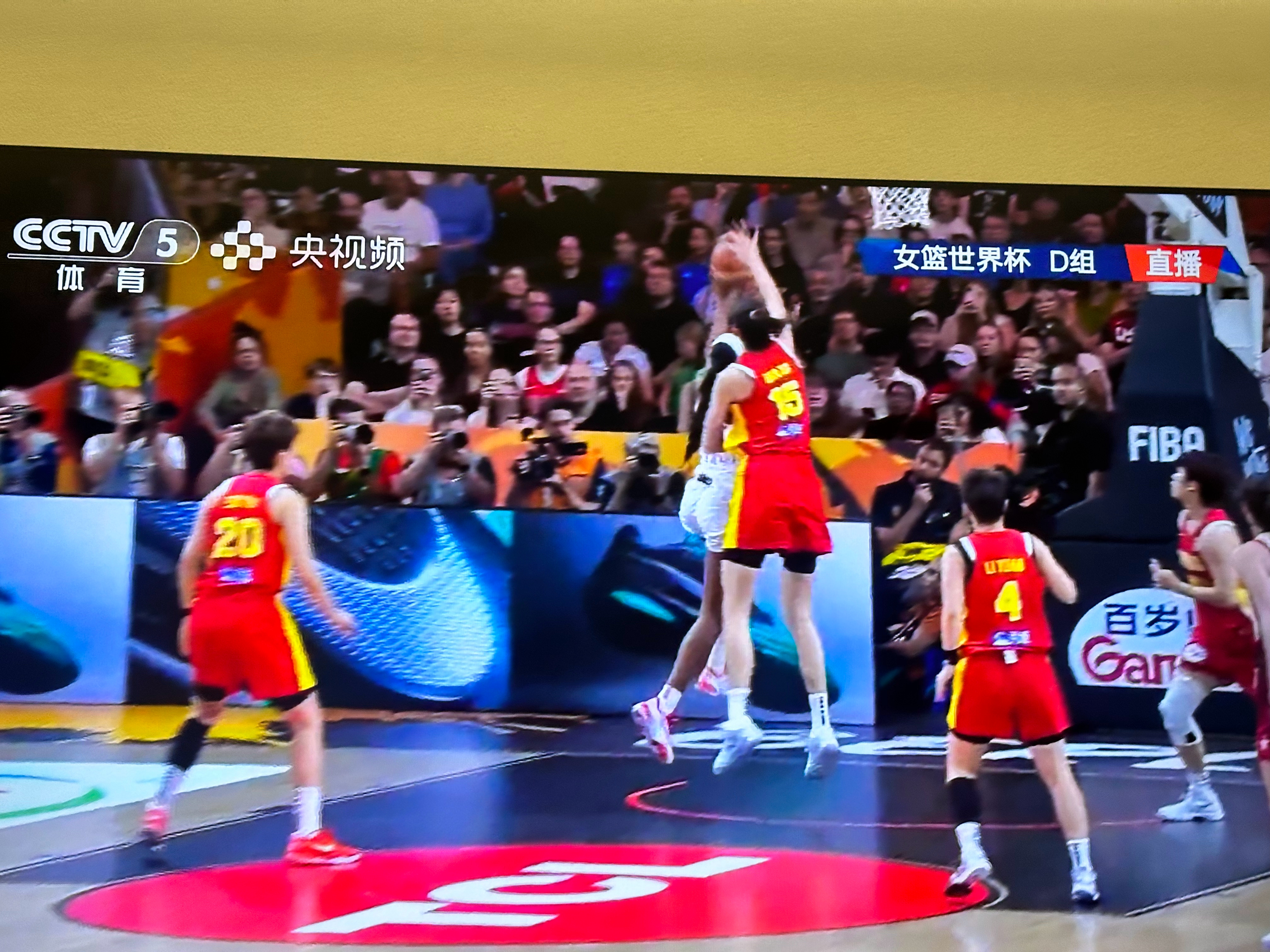 🔥韩旭送出一记霸气火锅！直接大帽里斯！ 中国女篮vs美国女篮 ​​​