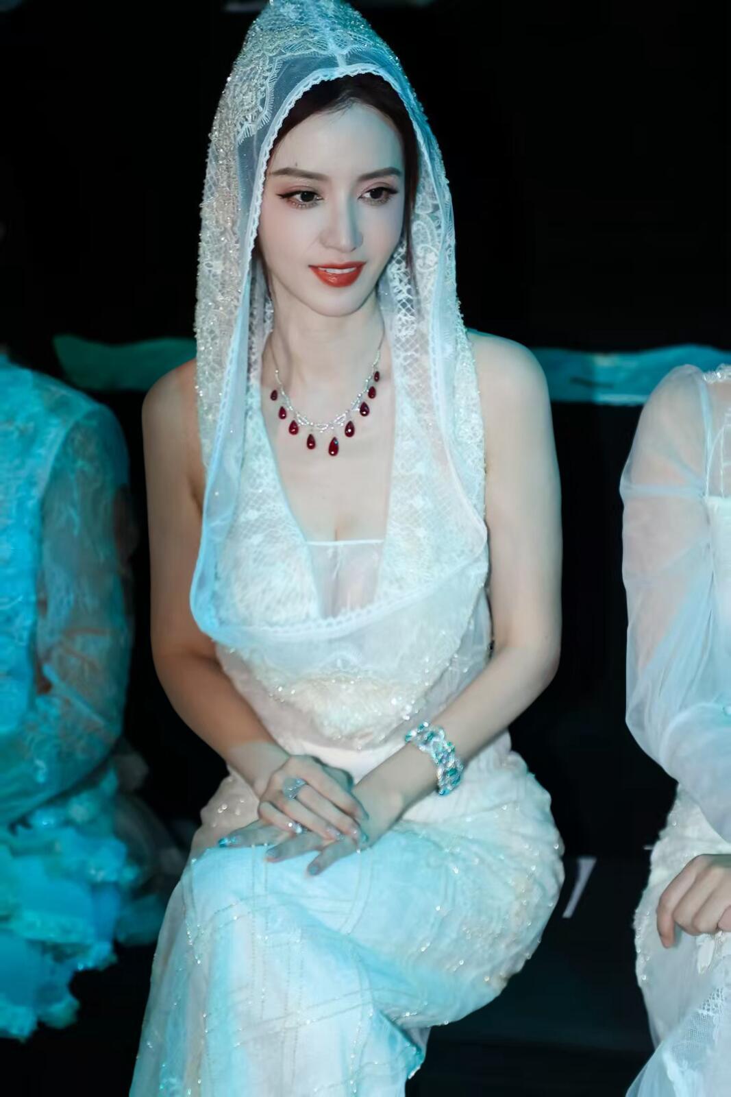 张萌的服装太耀眼了 