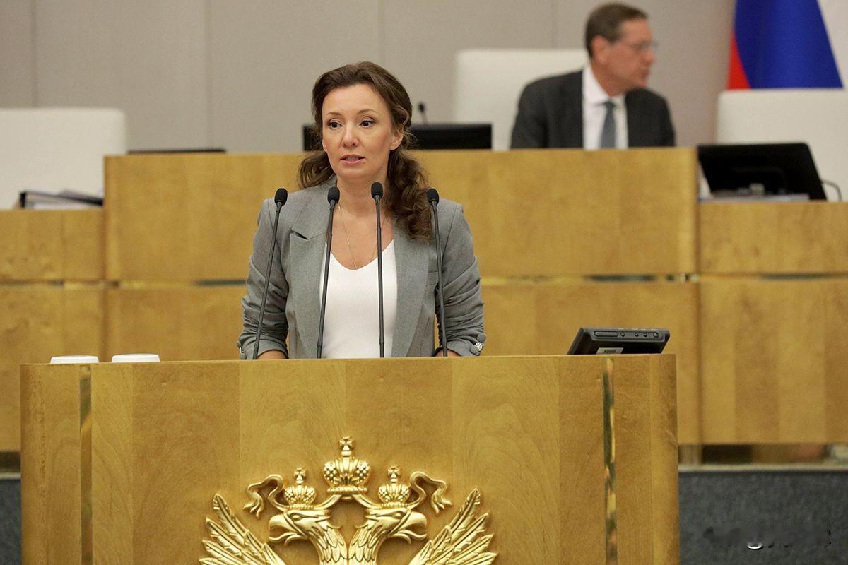 俄社会福利政策再加码：英雄母亲及多子女家庭新规于1月1日正式生效
 
俄罗斯国家