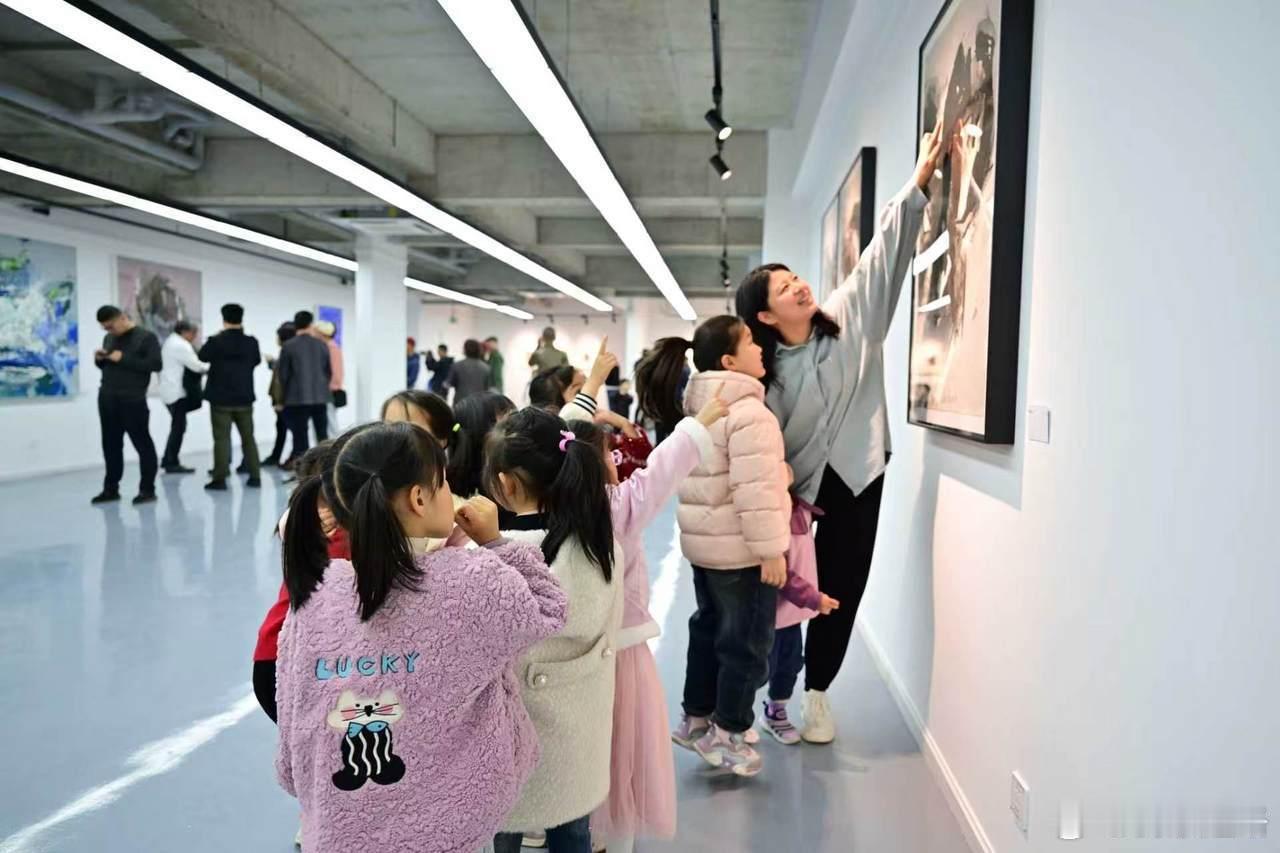 宁波宁海六年公益美育让艺术扎根乡土 宁海桥头胡黄墩艺社第六期“遇见艺术”公益课堂
