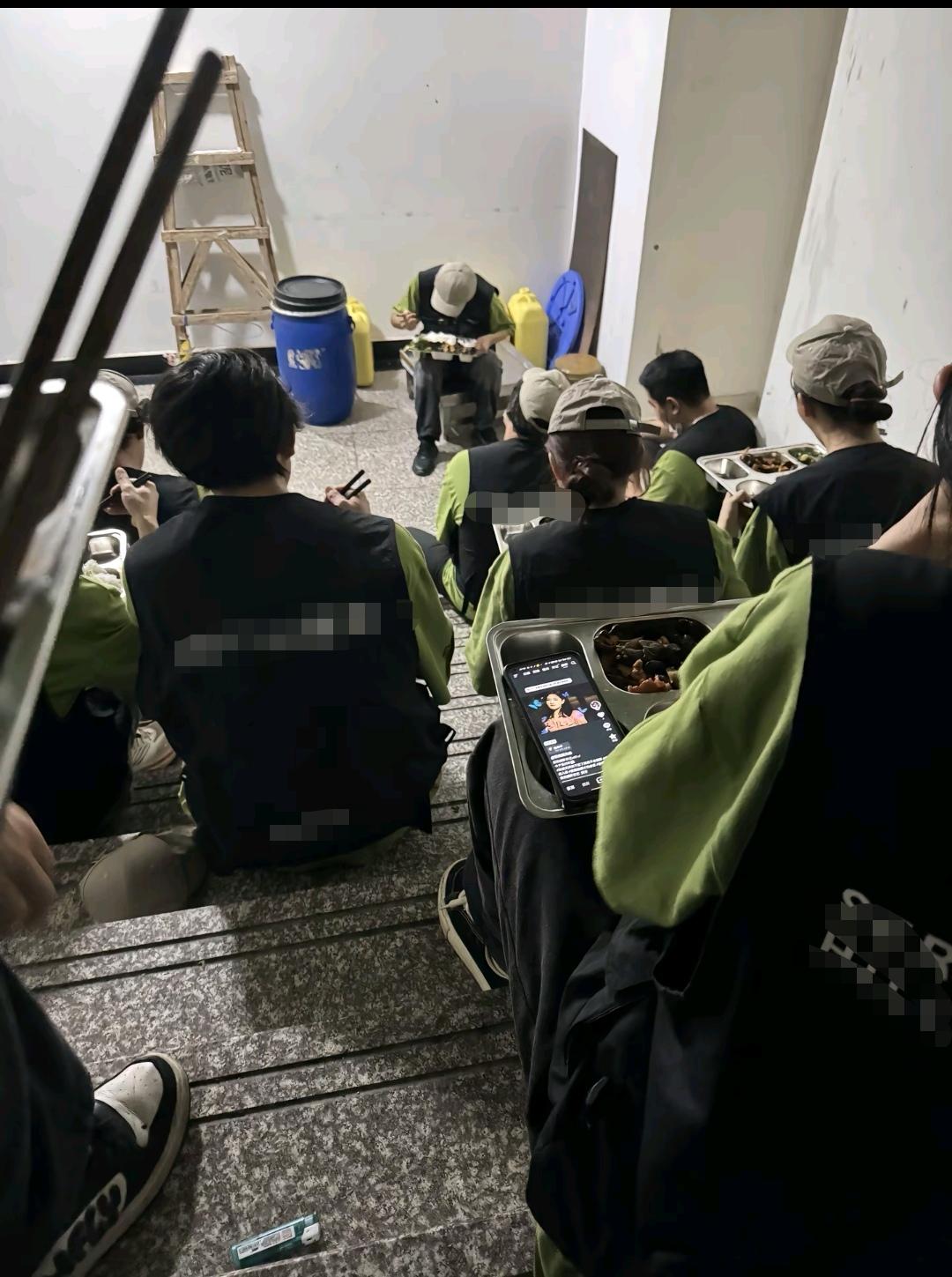 一家知名火锅品牌的员工只能躲在角落里面吃饭！

很多餐饮企业对待自己的员工非常的