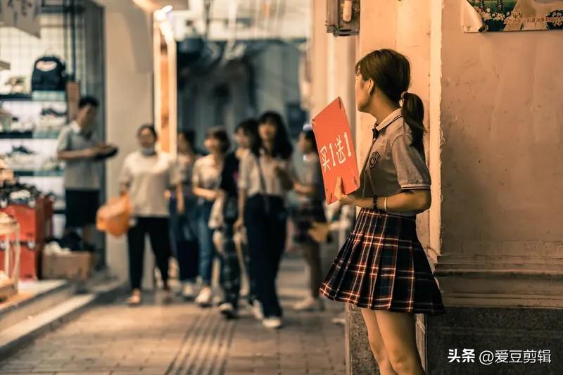 我虽没亲身经历，但听过不少顺风车中途甩客的离谱事儿。有个女孩小敏，拎着行李箱坐顺