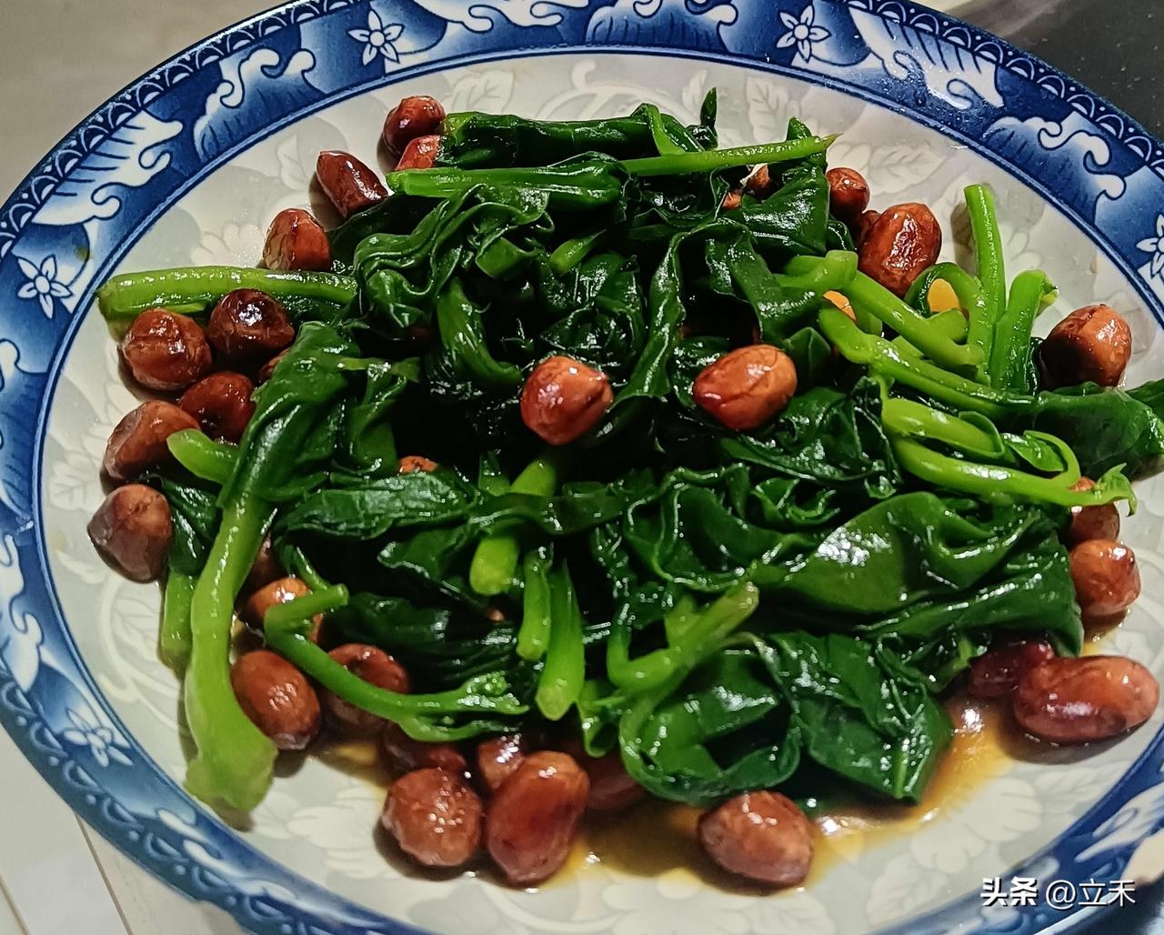 今天的晚餐特别简单，因为回来的也比较晚，不想做太麻烦的，要是饿了，在市场上买了一