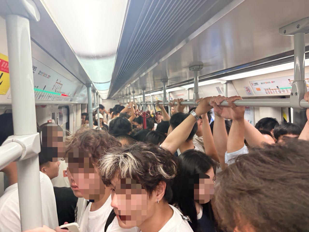 广州地铁 网友投稿：2026年4月25日（周六，广州晴）。图一、图二为21:55