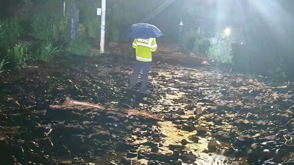 ⚠️紧急提示！宾（川）邓（川）线石榴园大桥附近突遭泥石流
7月6日晚，宾邓线K6