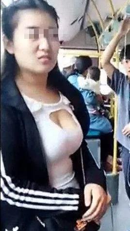 幽默笑话：【反正摸不着】[捂脸][捂脸]
公交车上开了空调很热，
站在哥们旁边的