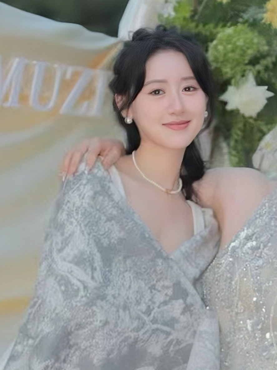 我要看袁冰妍这组【个人】、【高清】、【无美颜】、【无滤镜】、【无特效】的18宫格