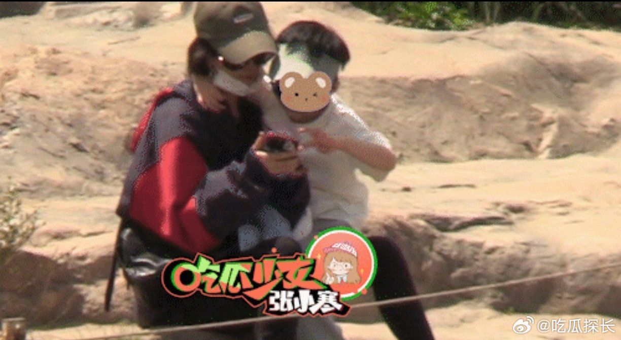 赵丽颖与儿子想想逛公园赵丽颖牵着想想的手，一大一小，画面超有爱，颖宝真的好会给孩