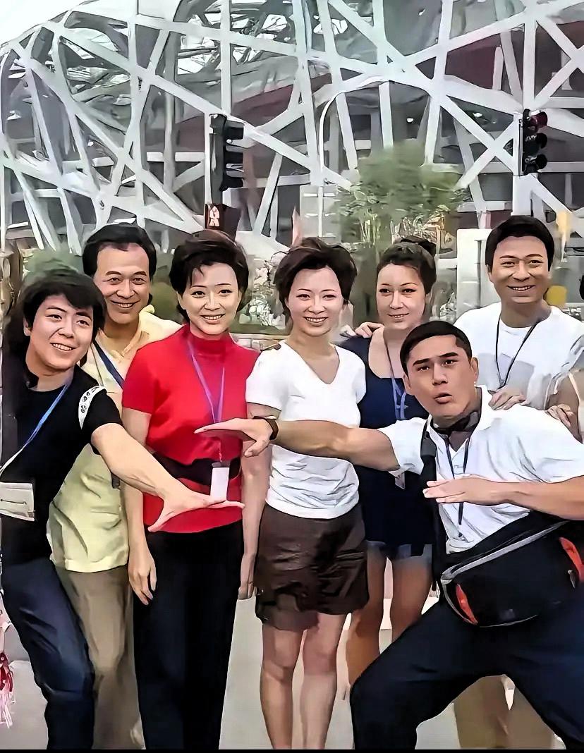 瞧见鸟巢背景这张老合影。
以前电视里常常能看见他们。
不上热搜，也没各种炒作，实