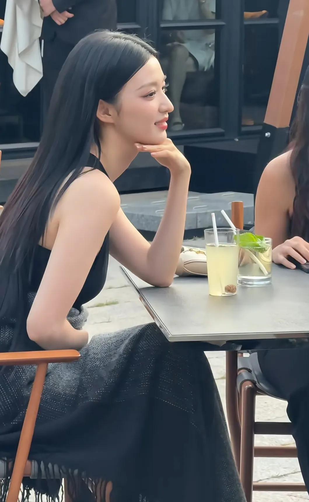 王楚然喝饮料被网友偶遇
本人真的太美了吧
头发丝都散发着魅力
气质这种东西真的是