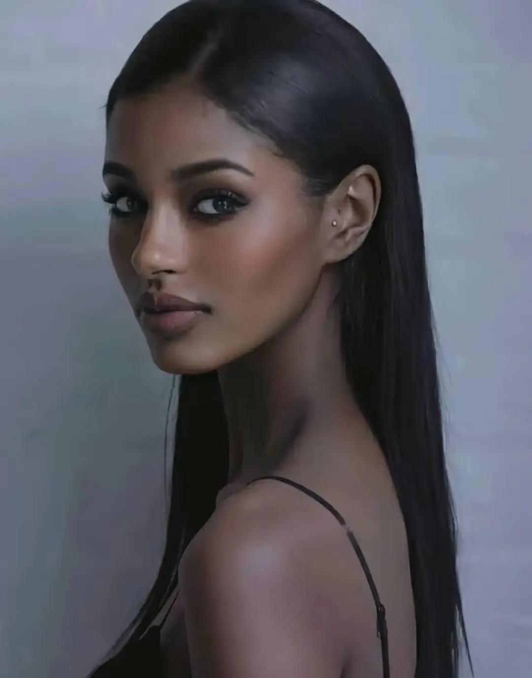 这女人除了皮肤，没什么刻板黑人特征，简直可以说是黑人颜值天花板了。