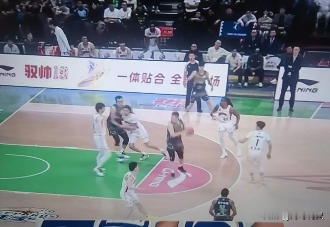 这比赛真是没想到。上海队去辽宁本钢的地盘打比赛，最后比分咬得很紧，85比86。第